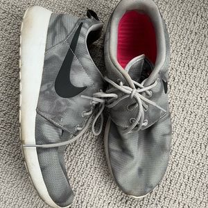 Gray tie dye Nike roshes